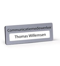 Vensterbadge 75x25mm | Logo: 75x10mm | Venster: 1 regel | Aluminium | Personaliseerbaar